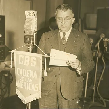 Dr. Morgan ante el micrófono de CBS, Cadena de las Américas