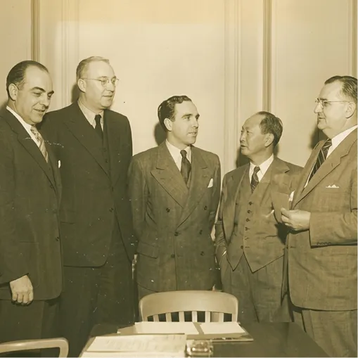 Eduardo Morgan Álvarez junto a la comisión