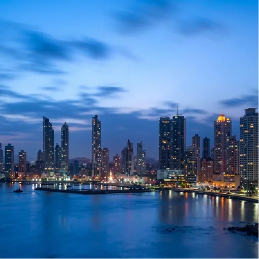 Ciudad de Panamá al anochecer