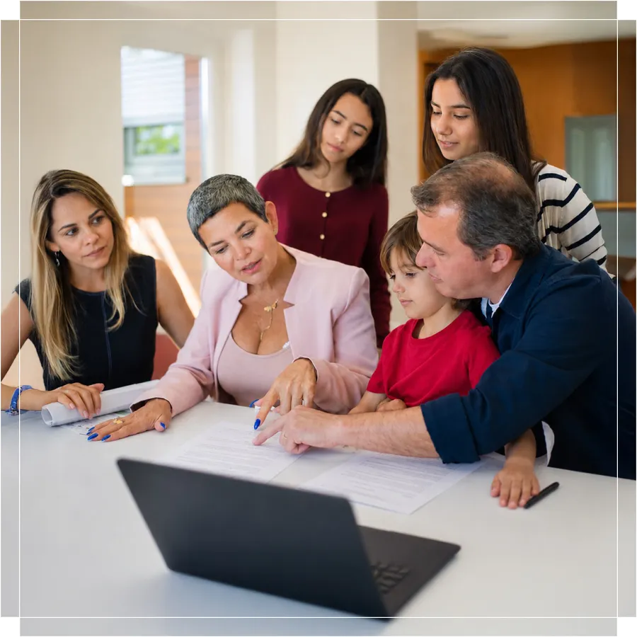Familia reunida en una oficina