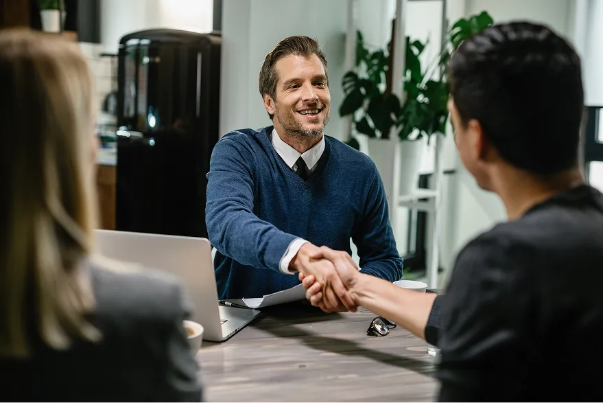 Asesores reunidos con un cliente