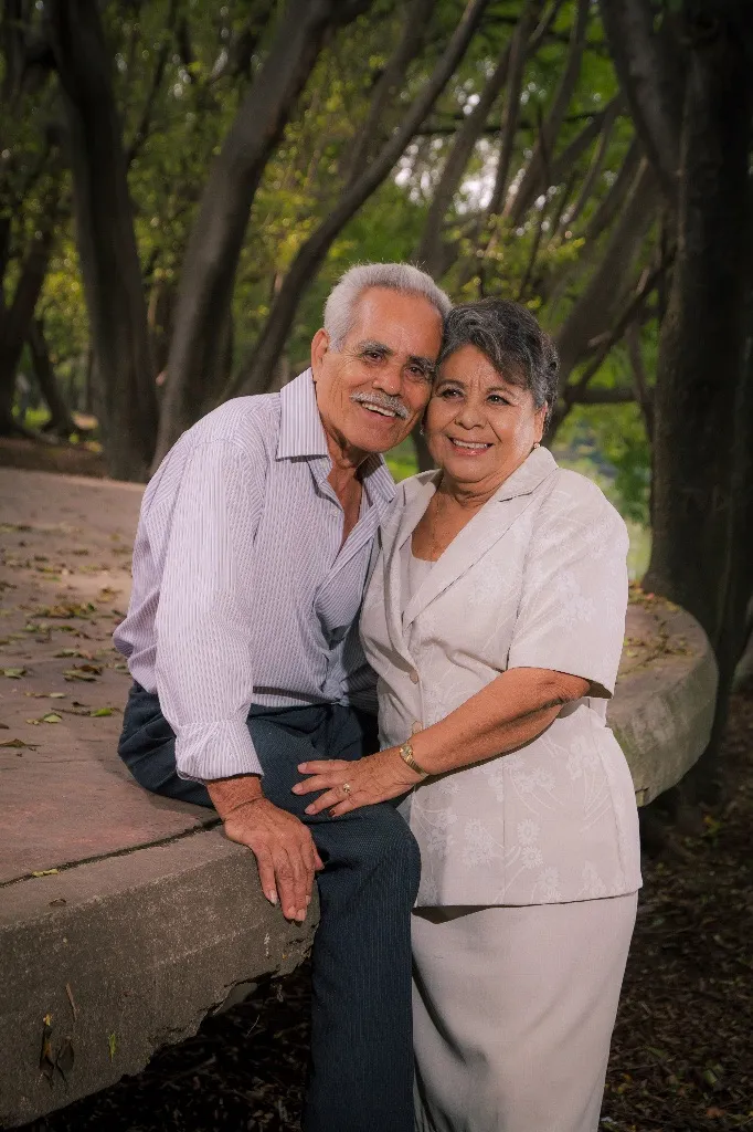 Pareja de adultos mayores sonriendo